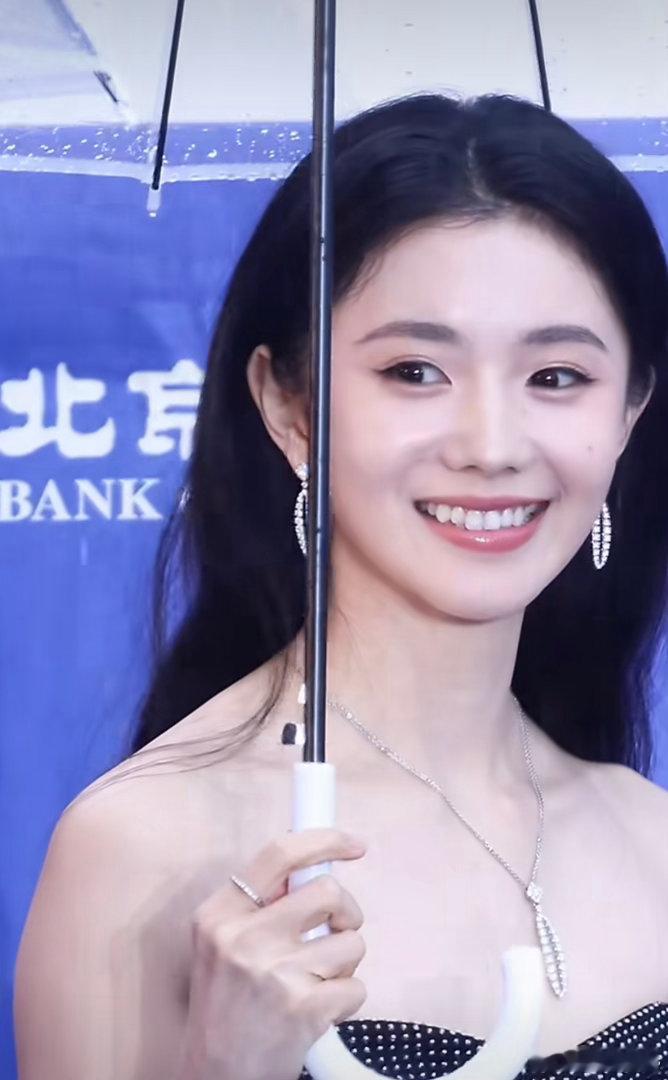 刘浩存演消失的人自己也被吓到北影节红毯上《消失的人》剧组亮相，她聊角色的时候表