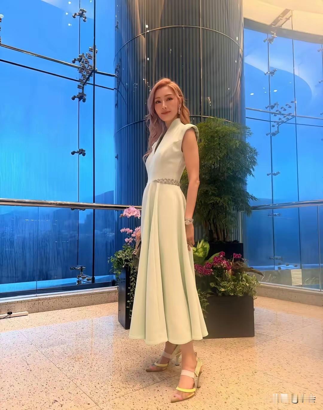 岁月从不败美人！56岁的李嘉欣端午晒合照，状态真的绝了！一袭淡绿色收腰长裙配棕色