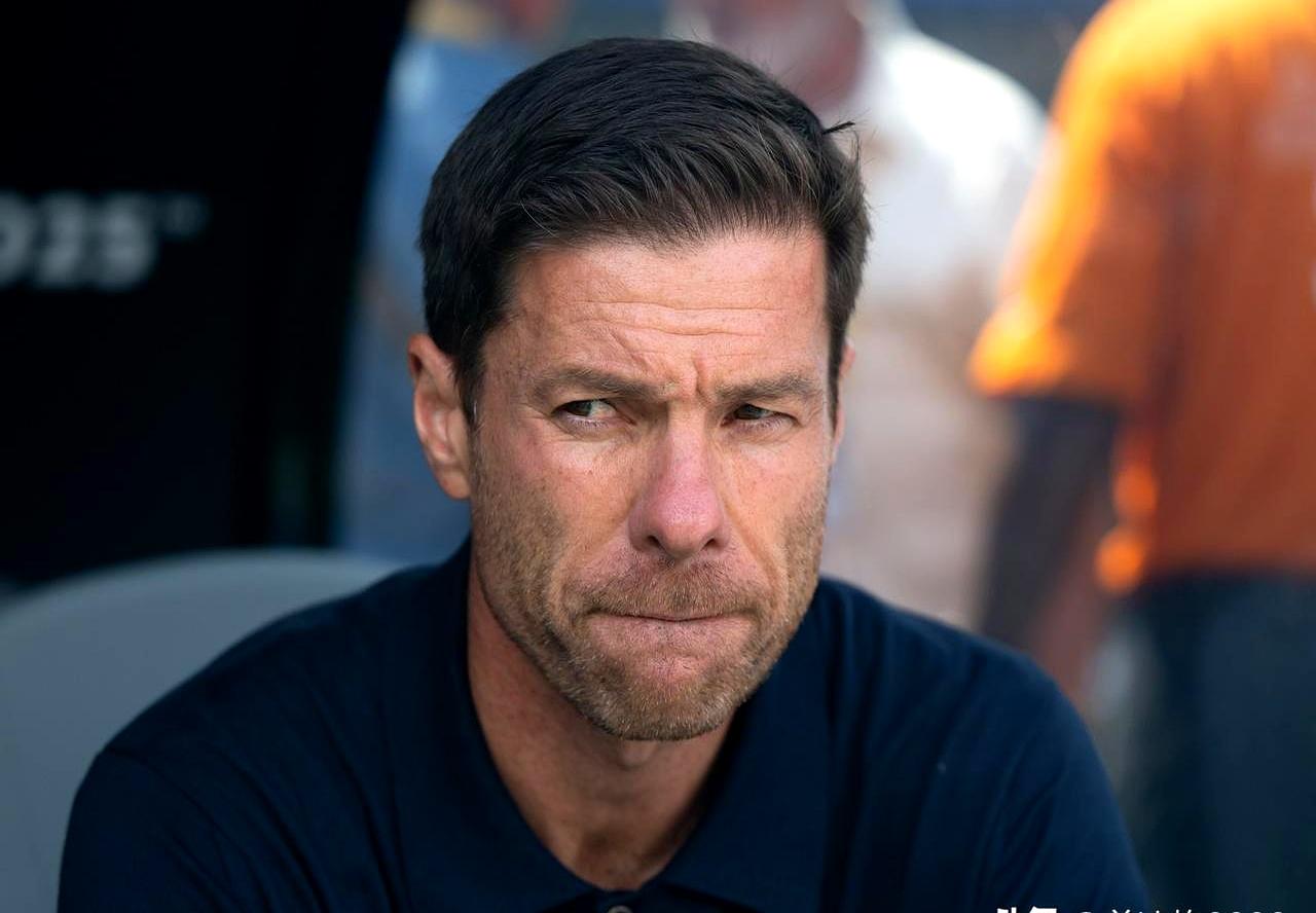 阿隆索这是要干嘛阿隆索执教皇马后战术混乱，放弃快速反击改传控，球员位置安