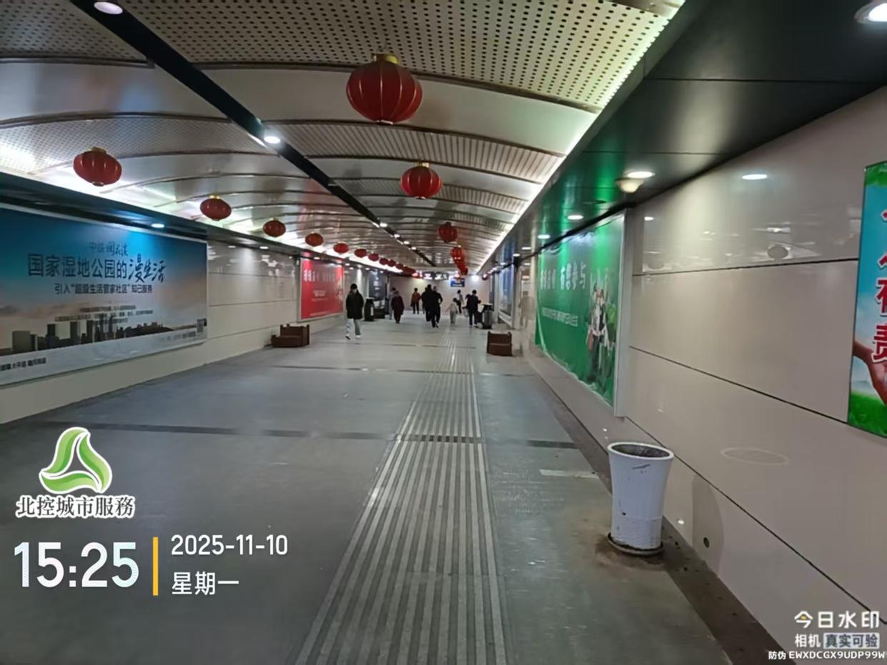 地下通道一片漆黑, 市民走路靠“摸黑”