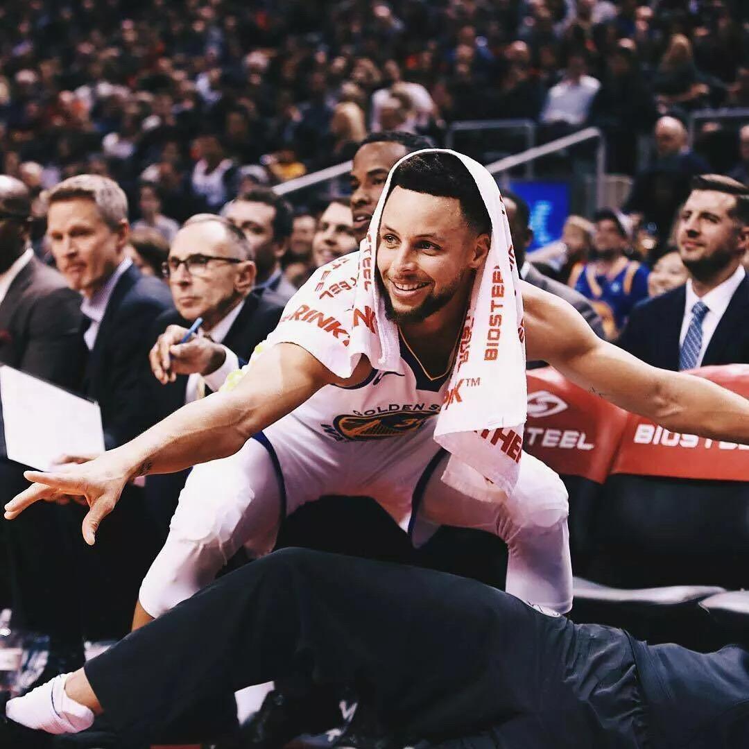 科尔再傻也知道格林的副作用了，库里的伤病也是一拖再拖，那么格林雷打不动30分钟的