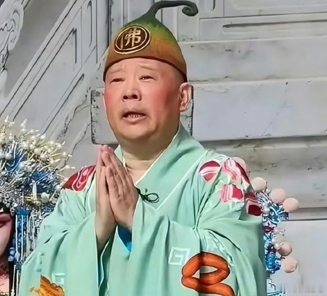 郭德纲造型怎么说呢……这个帽子我不理解，为什么要设计成这样呢，有什么说法吗。像