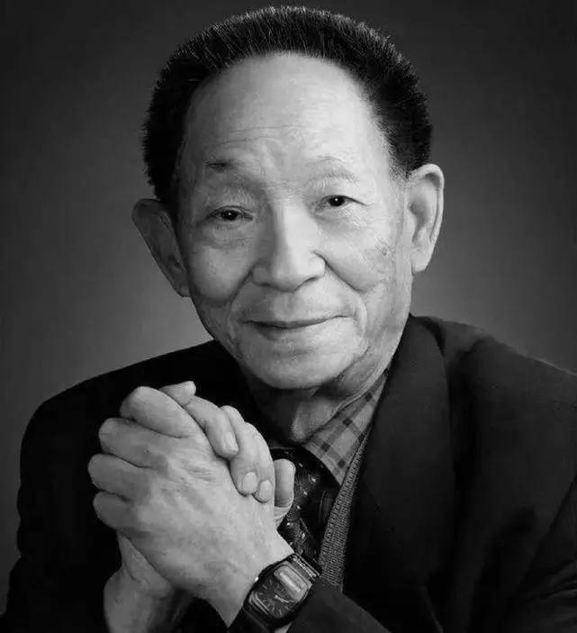 袁隆平：田埂上的“水稻界爱因斯坦”，不是在找高产稻，是在跟饥饿打一场温柔的持久战