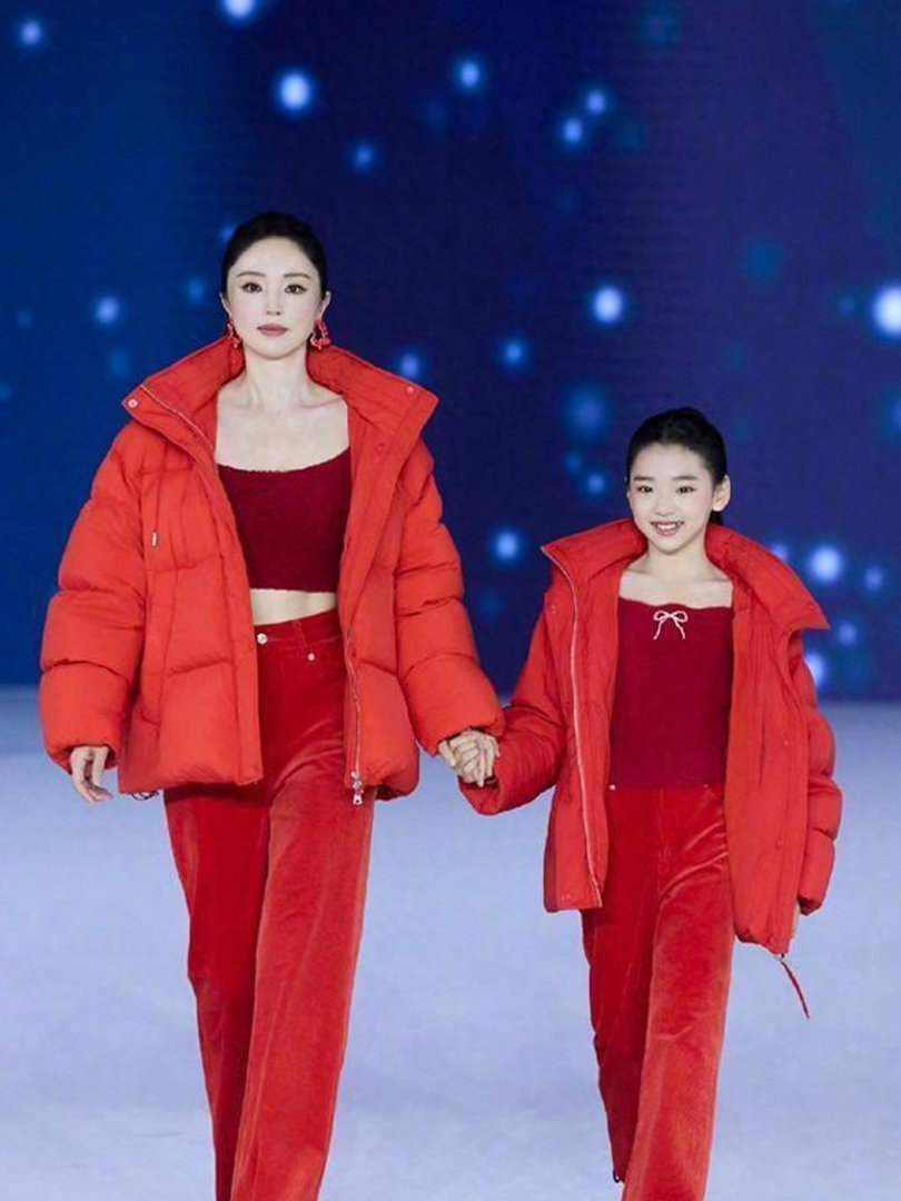 董璇和女儿同台走秀，10岁小酒窝大方自信好有明星潜质啊！