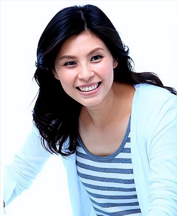 在与美方代表会面后。郑丽文的语气更为缓和。她的表态有所调整！但核心立场没