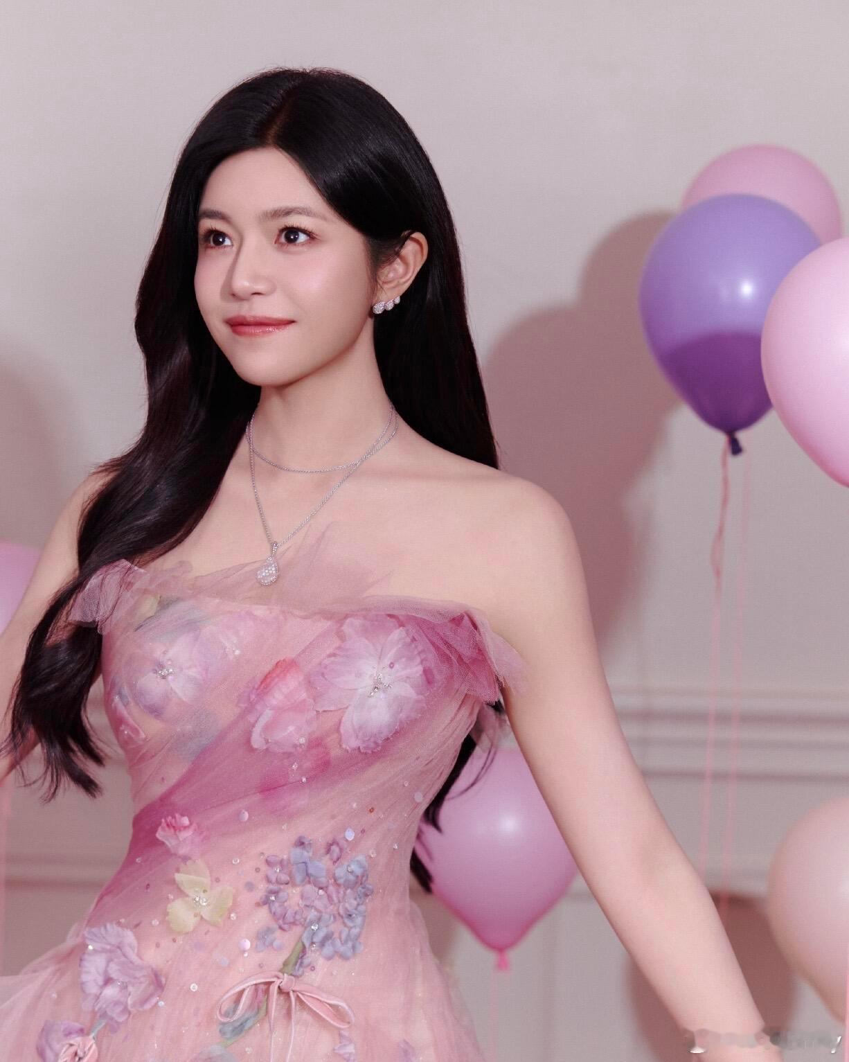 陈妍希好绝的少女感落入人间的粉雾仙子透肤轻纱与立体花饰相得益彰在肌肤与织物之间