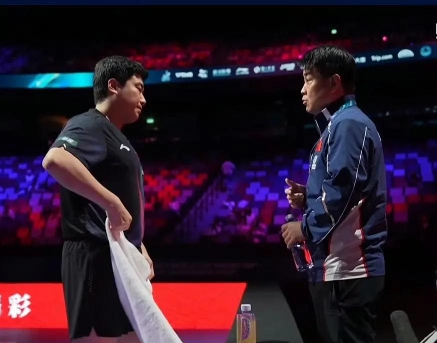 局间王皓对着梁靖崑吼的那句话，把球迷们都听哭了！今天梁靖崑对面这个阿根廷小伙打得