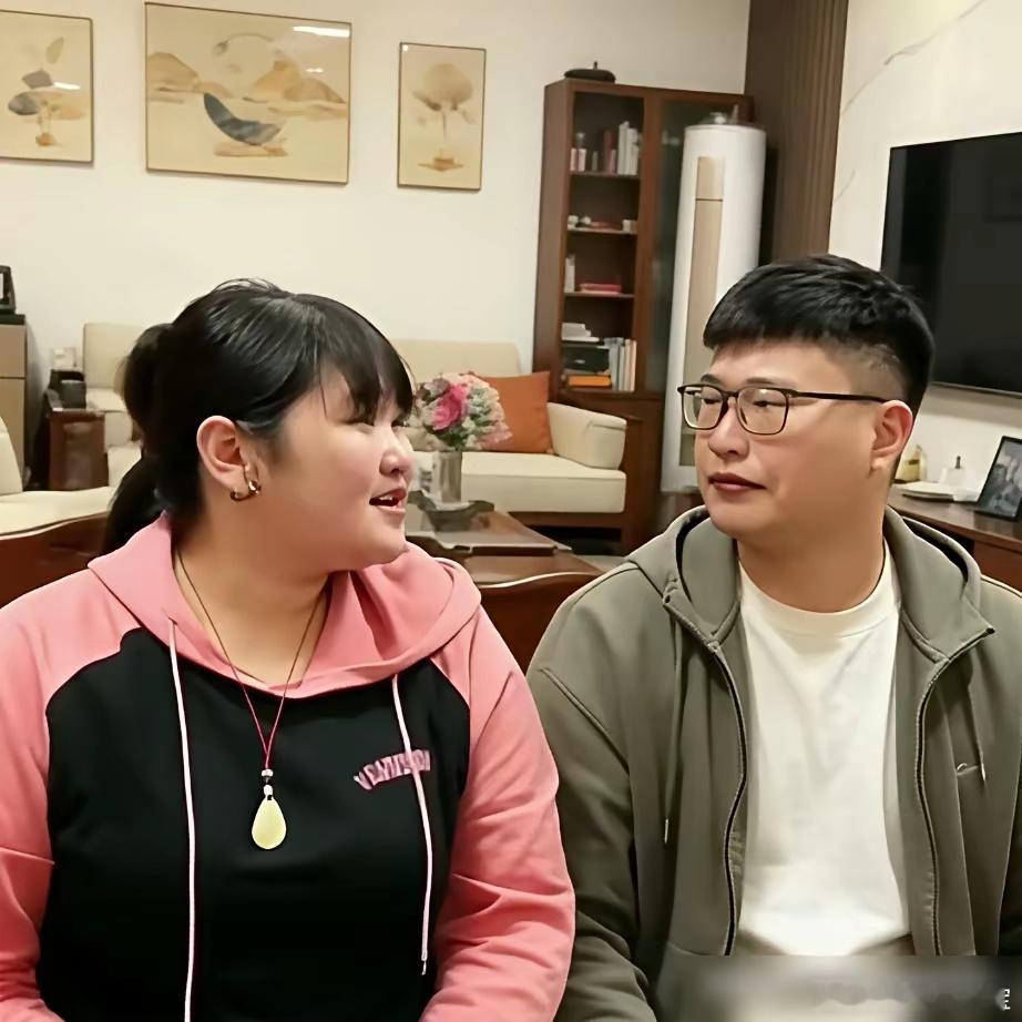 大衣哥的女婿，那张脸藏不住事。女儿朱雪梅在直播，唱歌，展示减肥成果。他就坐在一旁