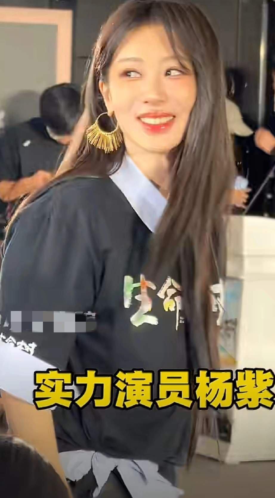 告诉你个残酷的，现在顶流女星争的是大女主，杨紫早就不用争了，她是“免检认证”。不