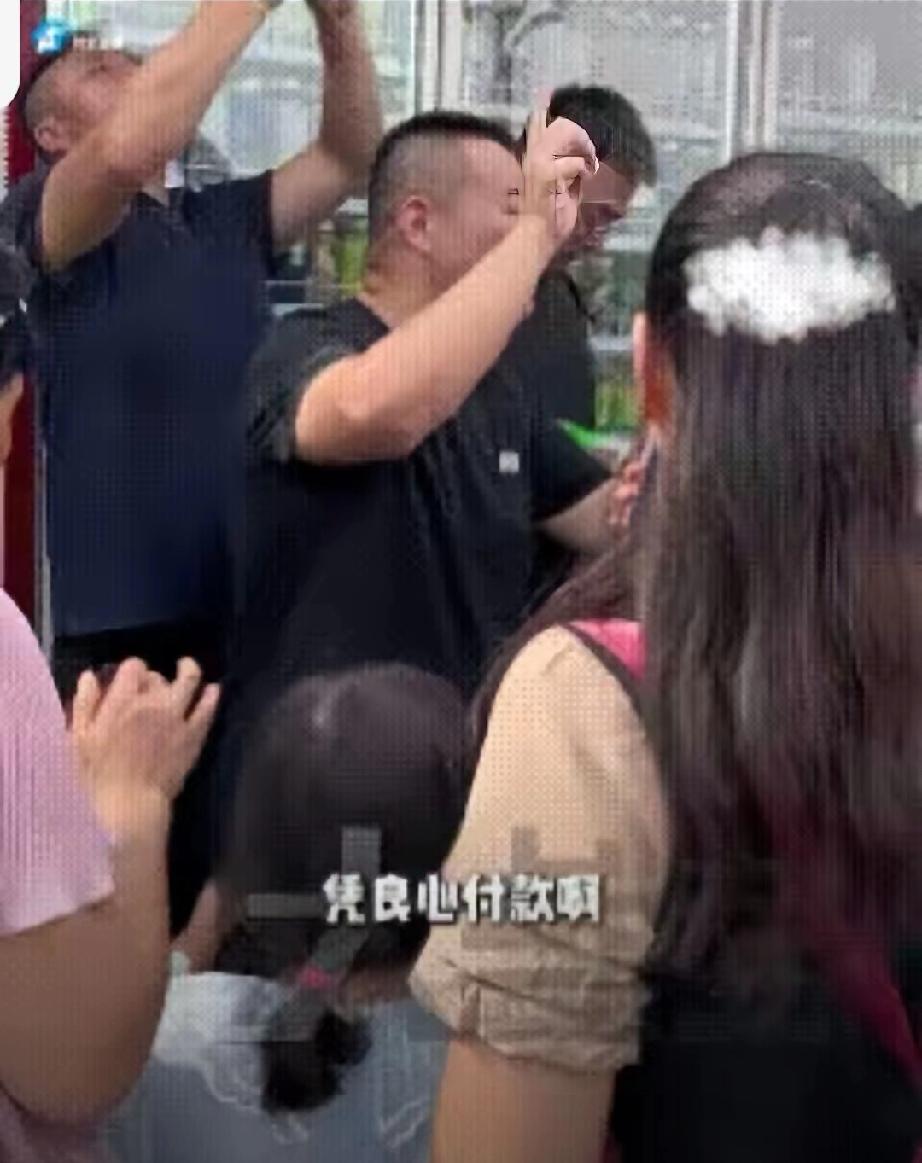 亏给中国人，不碍事！”武汉老板这句喊话，比国庆花车还让人破防。10月1日光