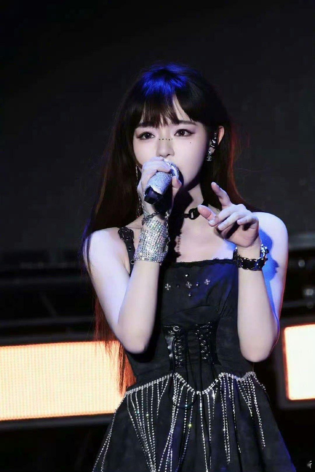 黄霄雲旱地拔葱式高音别人唱歌费嗓子，黄霄雲唱歌像是在施展声乐魔法！“旱地拔葱”