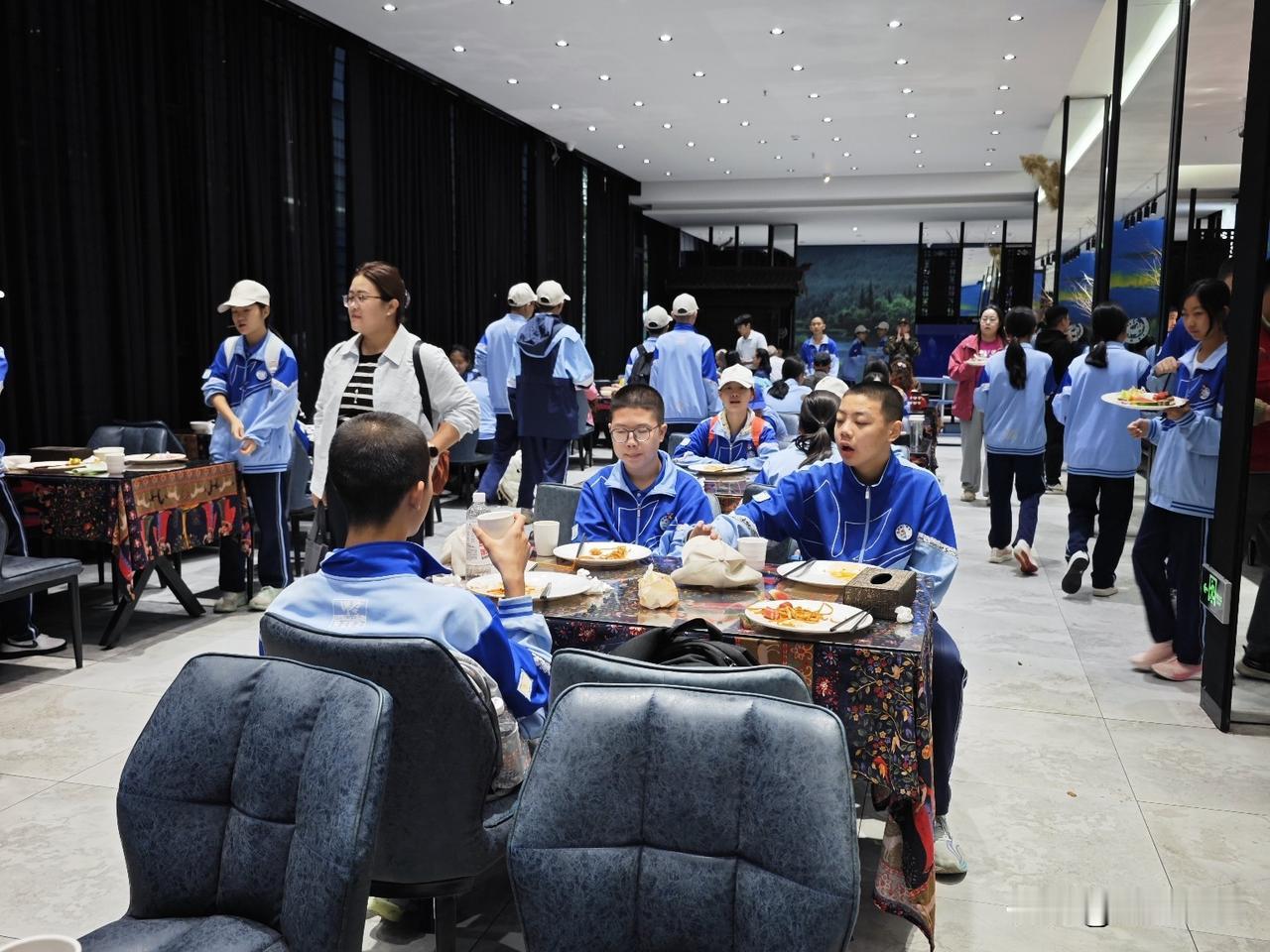 在乌鲁木齐吃个早餐，被一群初二学生狠狠“凡尔赛”了一把我们在乌鲁木齐第一天