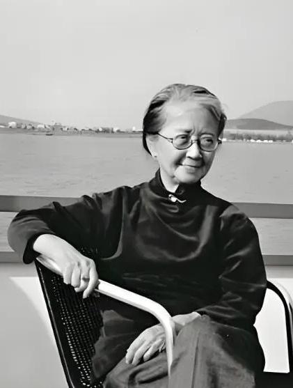 体检从来不做，隔夜的茶端起来就喝，患了癌也不肯上化疗，愣是撑到102岁，医生围着