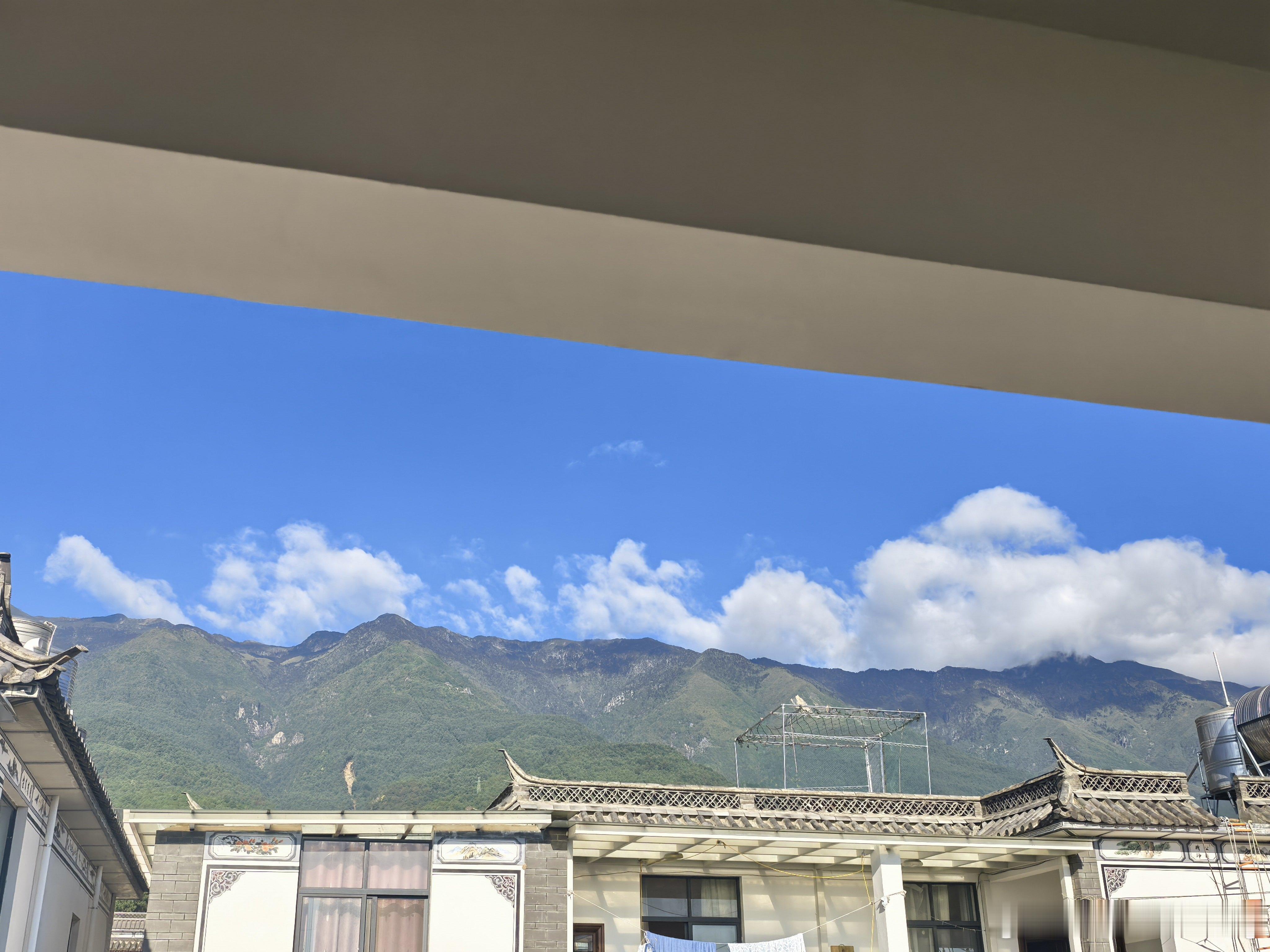来大理考察一下，朋友这里顶楼有一间客房，露台很适合工作了