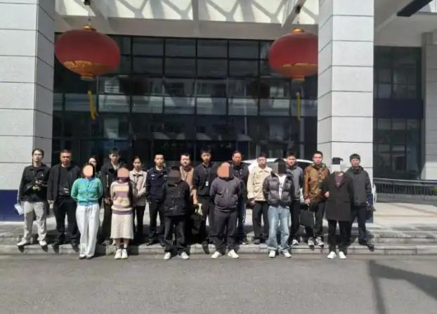 “头磕红牛、皮带抽背”，这不是直播，是新时代的电子斗兽场。看着那些主播为了“榜