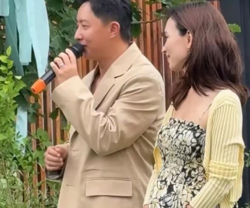 韩庚和老婆卢靖姗一起出席朋友的婚礼，韩庚胖了好多，皮肤也好黑，现在的外表完全不像