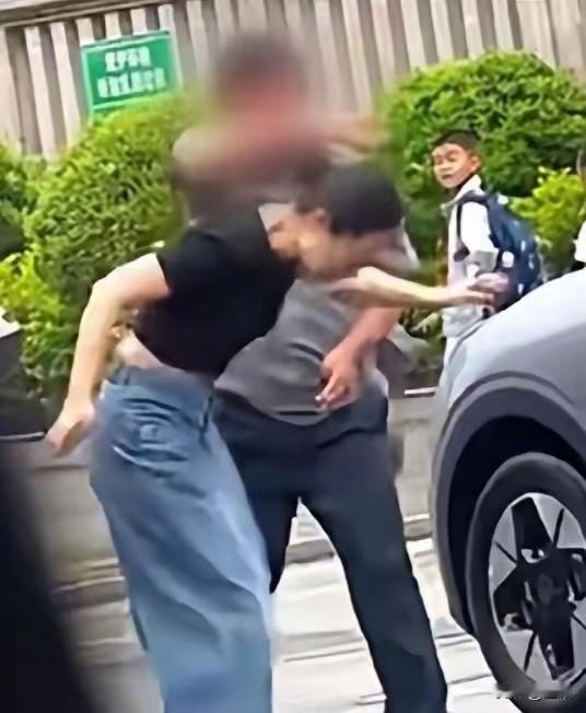 保安掌掴接娃女司机，完整视频还原真相，这下麻烦大了！随着完整视频曝光，事件前因后