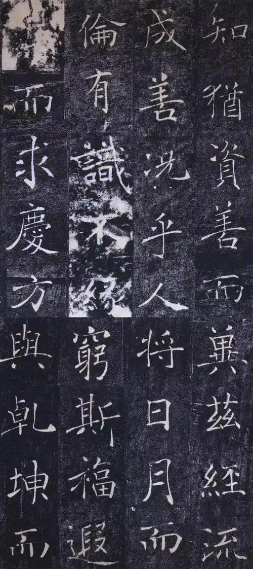 <em>褚遂良</em>出身于名门望族，自小便受到家中长辈的影响，具有良好的书法辨别能力。之后，褚