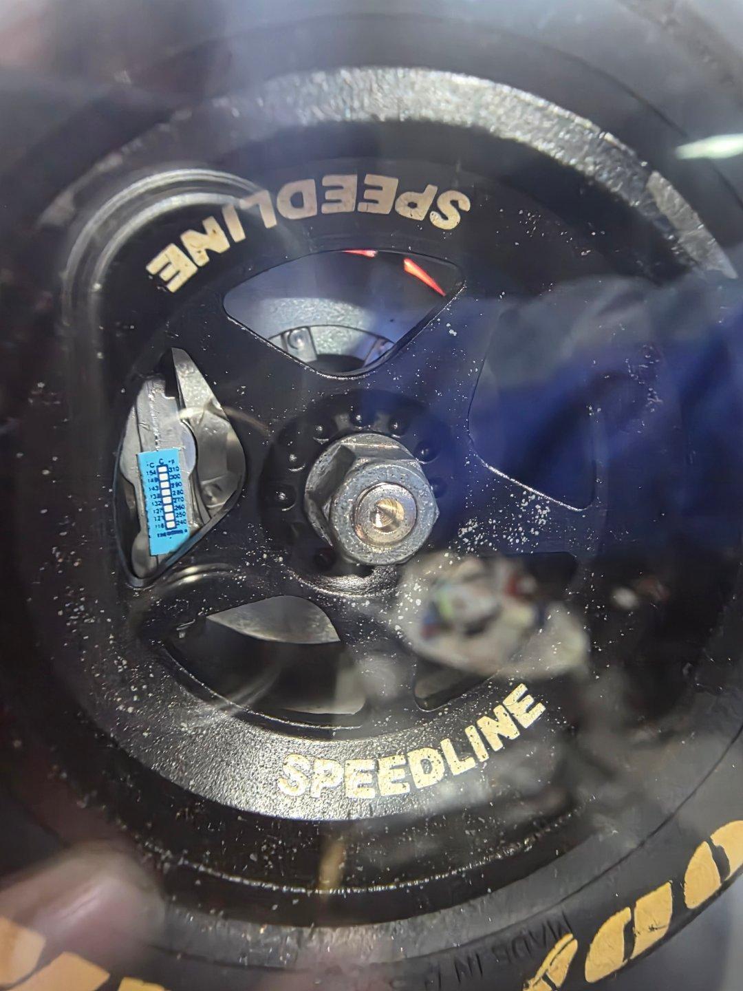 我朋友有一个1:8的法拉利F1车模，但是不知道具体什么牌子，也不知道它值多少钱，