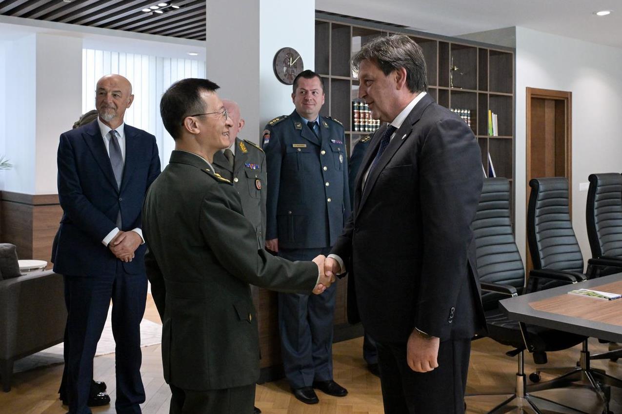 中国武器好，塞尔维亚还想要。塞尔维亚国防部长加希奇在贝尔格莱德会见了中国装备发展