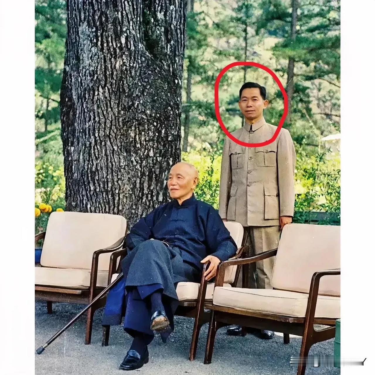 一张老照片，拍摄于上世纪六十年代，大家看看站在老蒋身后的这人是谁？这才是他真实的