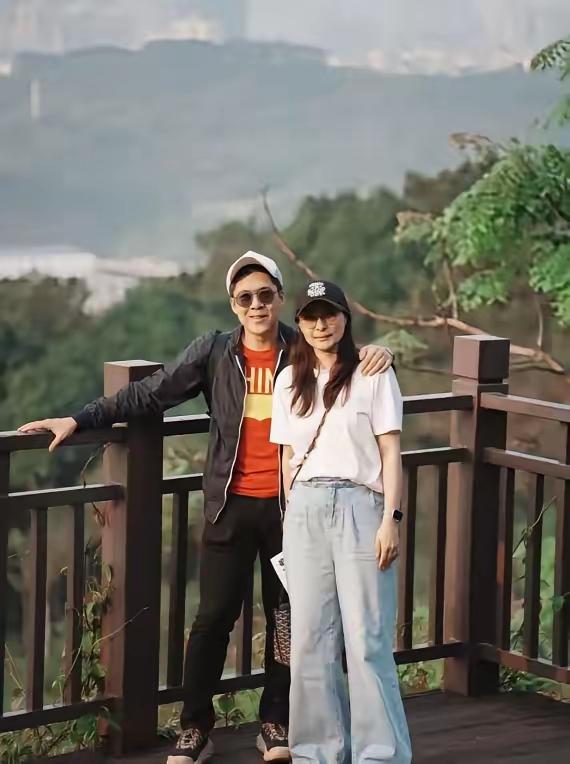 霍启刚这波高调发文，把全网看愣了——不是晒豪宅游艇，不是秀珠宝名表，而是全家坐高