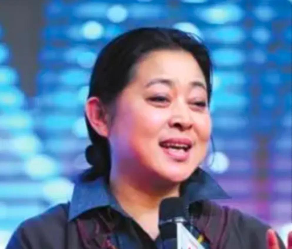 倪萍老师管的也太宽了吧？她说董璇不应该结婚，因为她处理不好女儿和老公的问题！和女
