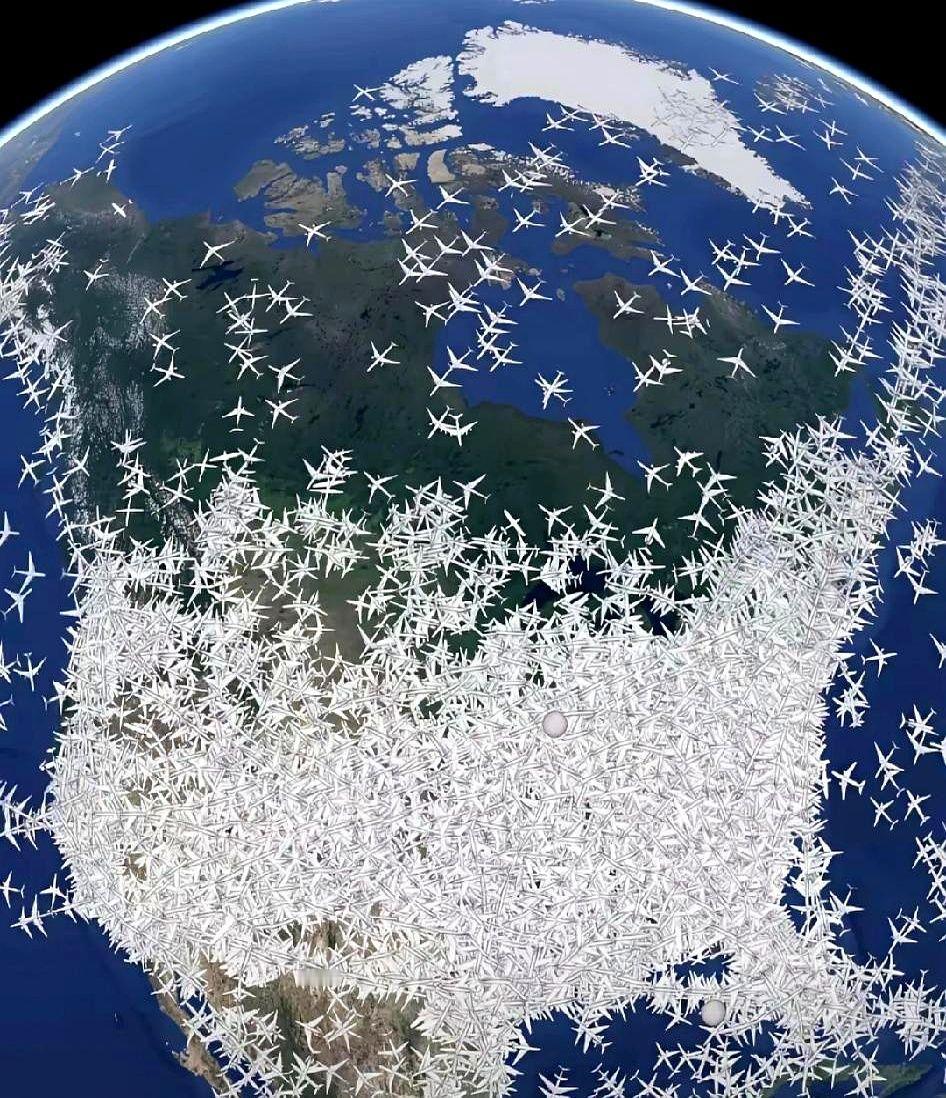 “堵机”比堵车更离谱。昨天北京飞广州,飞机在万米高空绕了四圈,机长广播:“前