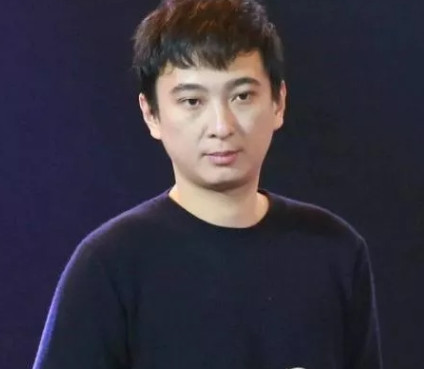 2016年，吴京拍摄《战狼2》，请王思聪演其中的富二代卓亦凡，并开出了100万的