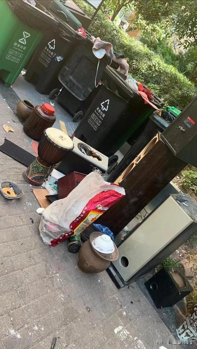 回想六七十年代，物资匮乏，老百姓日子穷苦，为了糊口，偷窃现象十分常见。生产队的棉