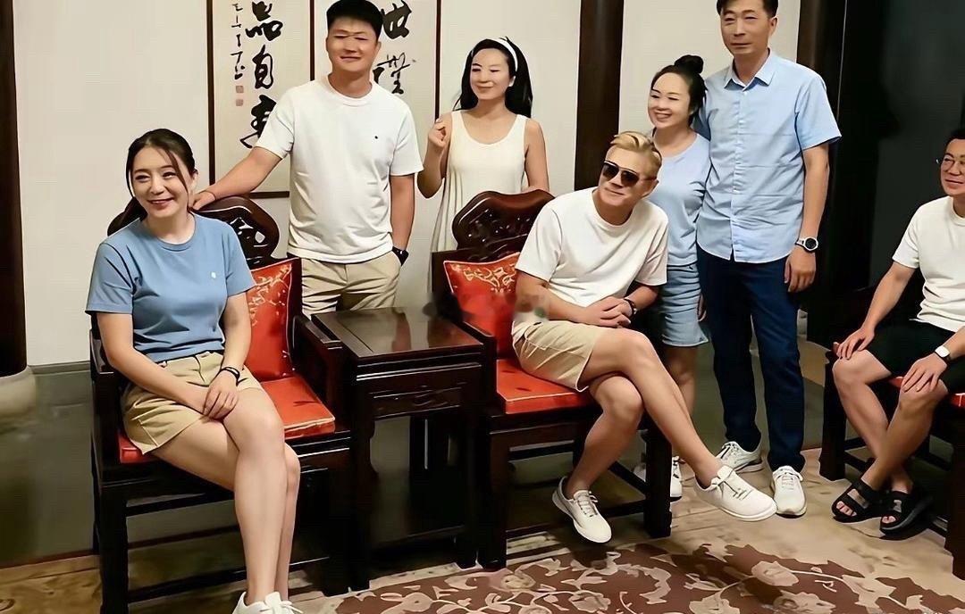 郭富城回丈母娘家的这张照片，感觉不熟悉的亲戚们都来了​