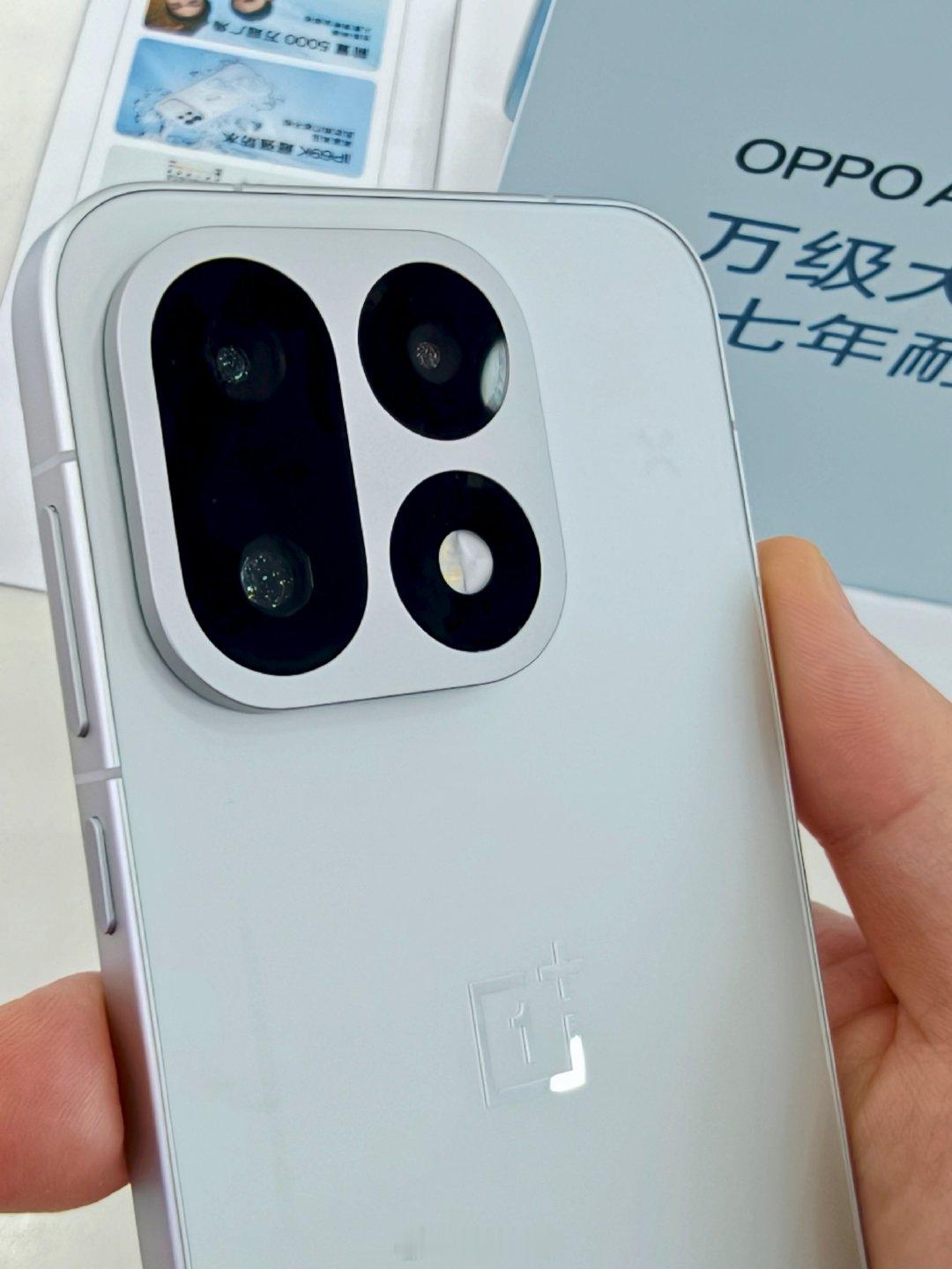 一加16上手了，整体设计语言还是延续上一代的方形镜头Deco设计，有意思的是磨砂玻璃背板下面有灯效，