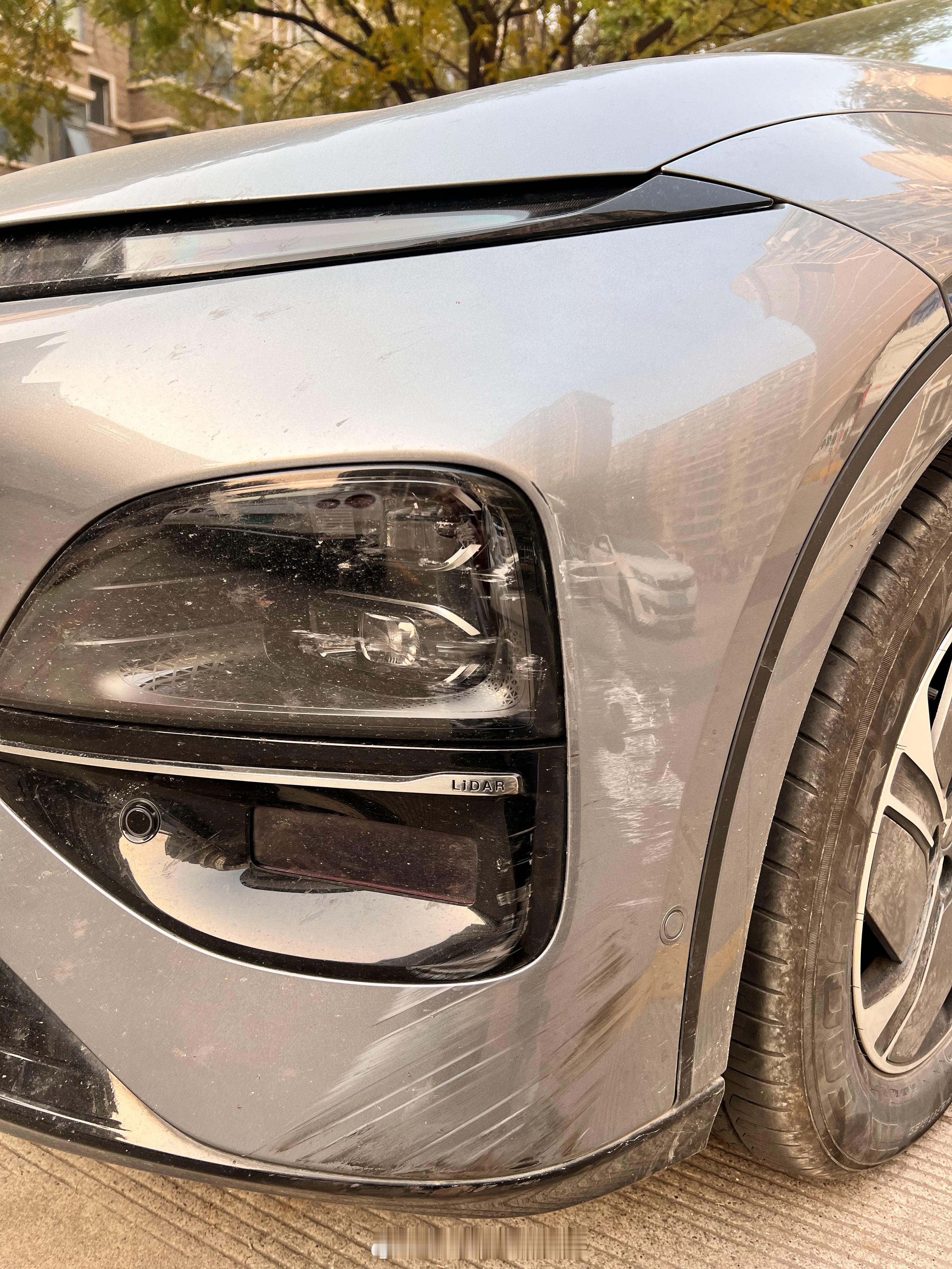 小鹏的大灯是真贵呀，一个灯4150元。今天开着G6出门，直行和拐弯的车剐蹭了，其