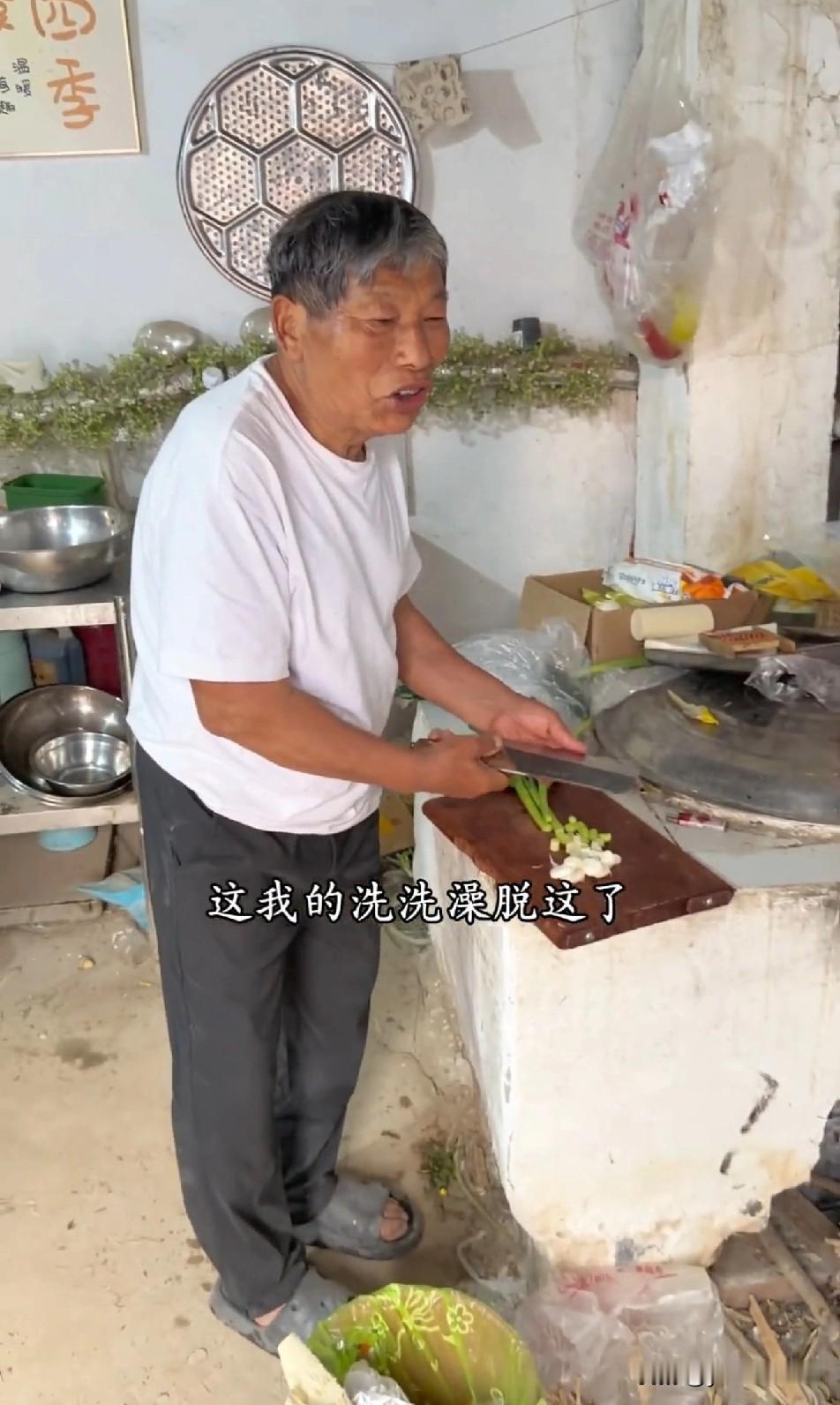 树兰就是穷讲究，平时又是看风水又是迷性，供一桌子的菩萨，原来都是假的，洗澡直接在