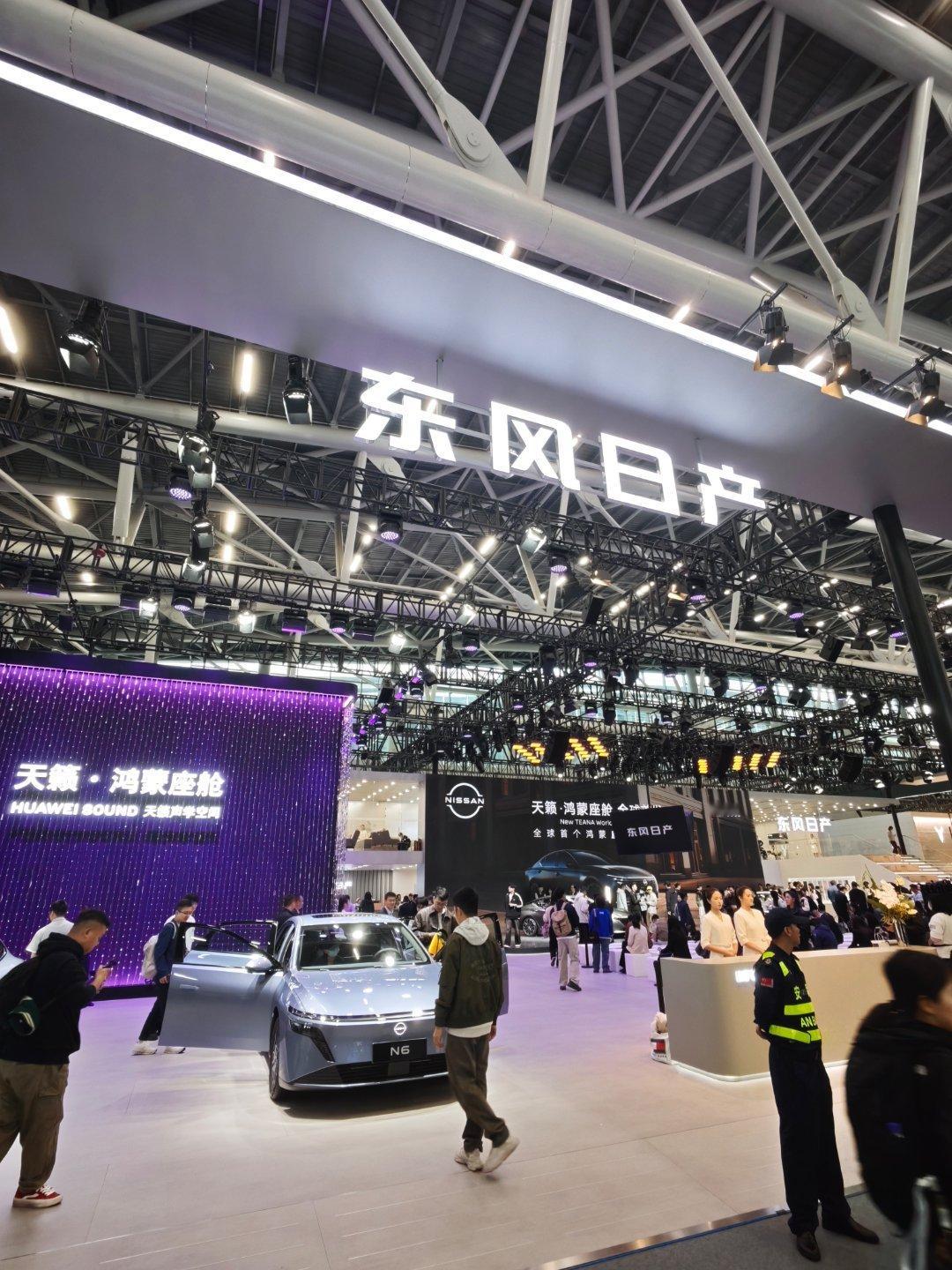 不知不觉走到了东风日产的展台，好家伙，全是友商羡慕的车，N7,N6都是爆款，友商