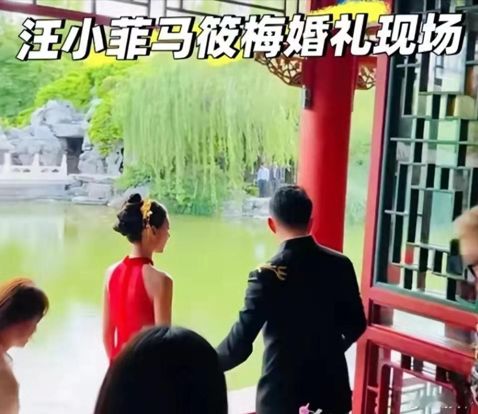 汪小菲婚礼细节：张兰随100万礼金，岳父陪嫁两套房一辆劳斯莱斯，大合照“家和万事