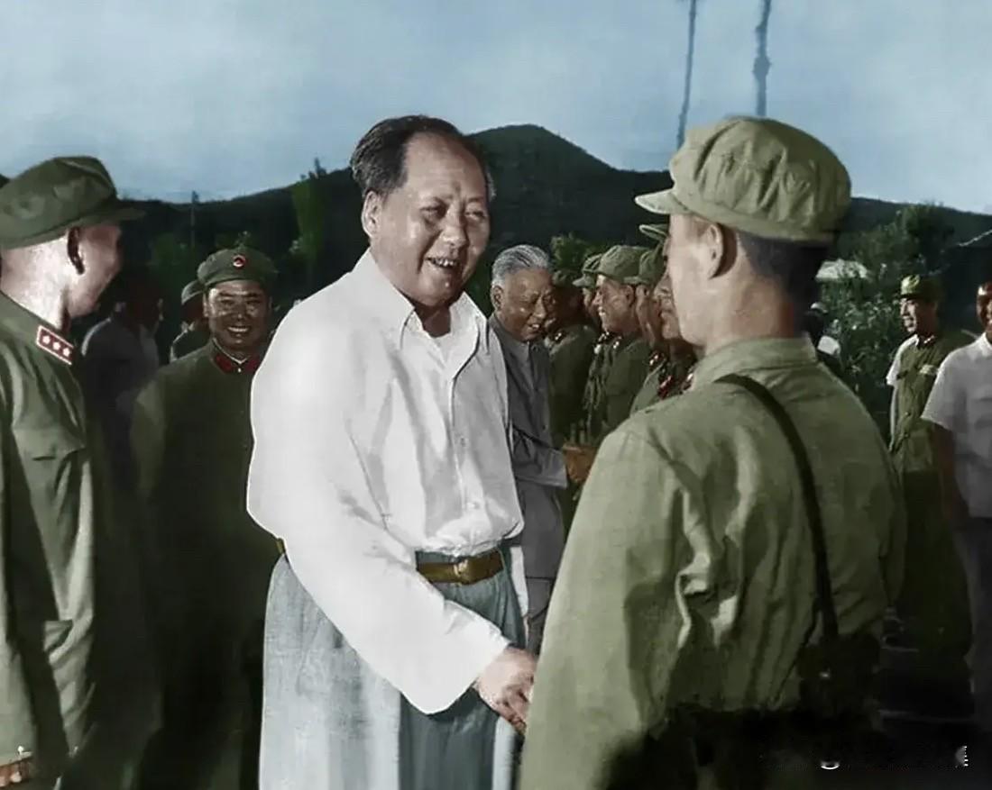 1964年6月15日，军队大比武期间，毛主席出席并和战士们亲切交流的场景，在毛主