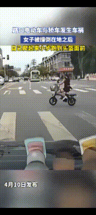 这几步“鸭子跑”确实没看懂！一路口电动车与轿车发生车祸，女子被撞倒在地之后，