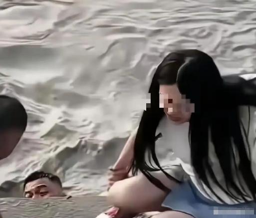2026年5月，武汉汉口，一名女子站在江边，丈夫正在为她拍照，没想到丈夫突然放下