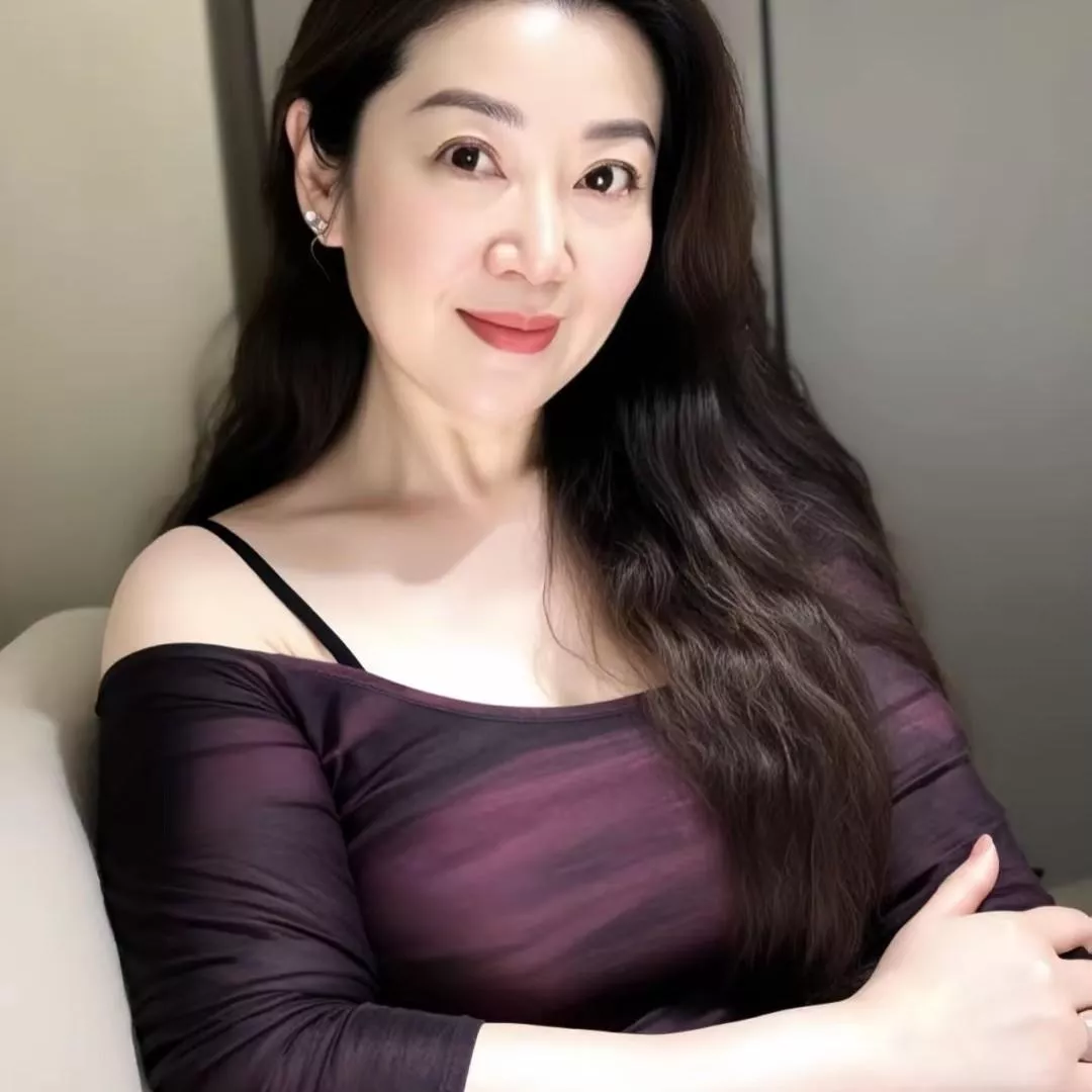 优雅的女人，自信的微笑，优雅的姿态。