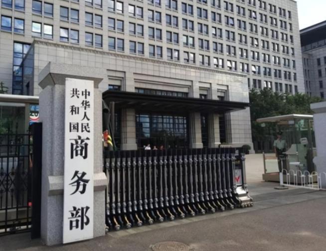 美国的傲慢，简直蠢到离谱！出手制裁中国企业的时候理所当然，轮到中国反制了，反倒跳