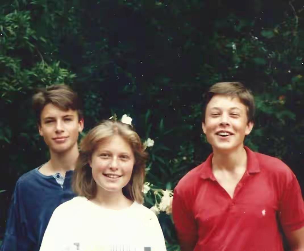 少年时的马斯克很有书卷气，中年的他和一群奔放的男女同框，他看起来也很奔放呀。