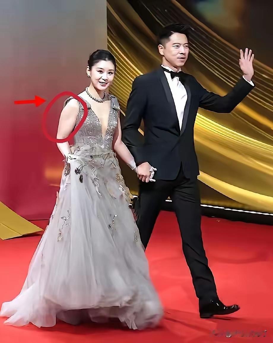 现在最尴尬的人，​估计就是王雷了吧，国剧盛典红毯最圈粉的，居然是李小萌的“肌