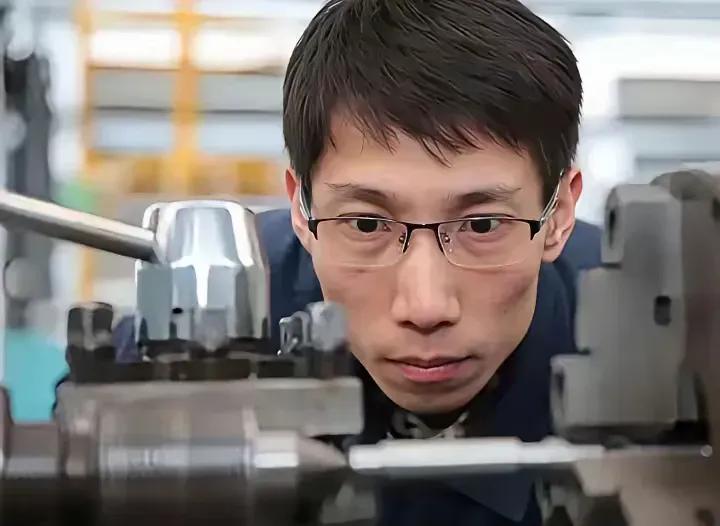 沈阳黎明发动机厂被绝望笼罩。西方死死把控金刚石滚轮技术，这可是修正航空发动机叶片