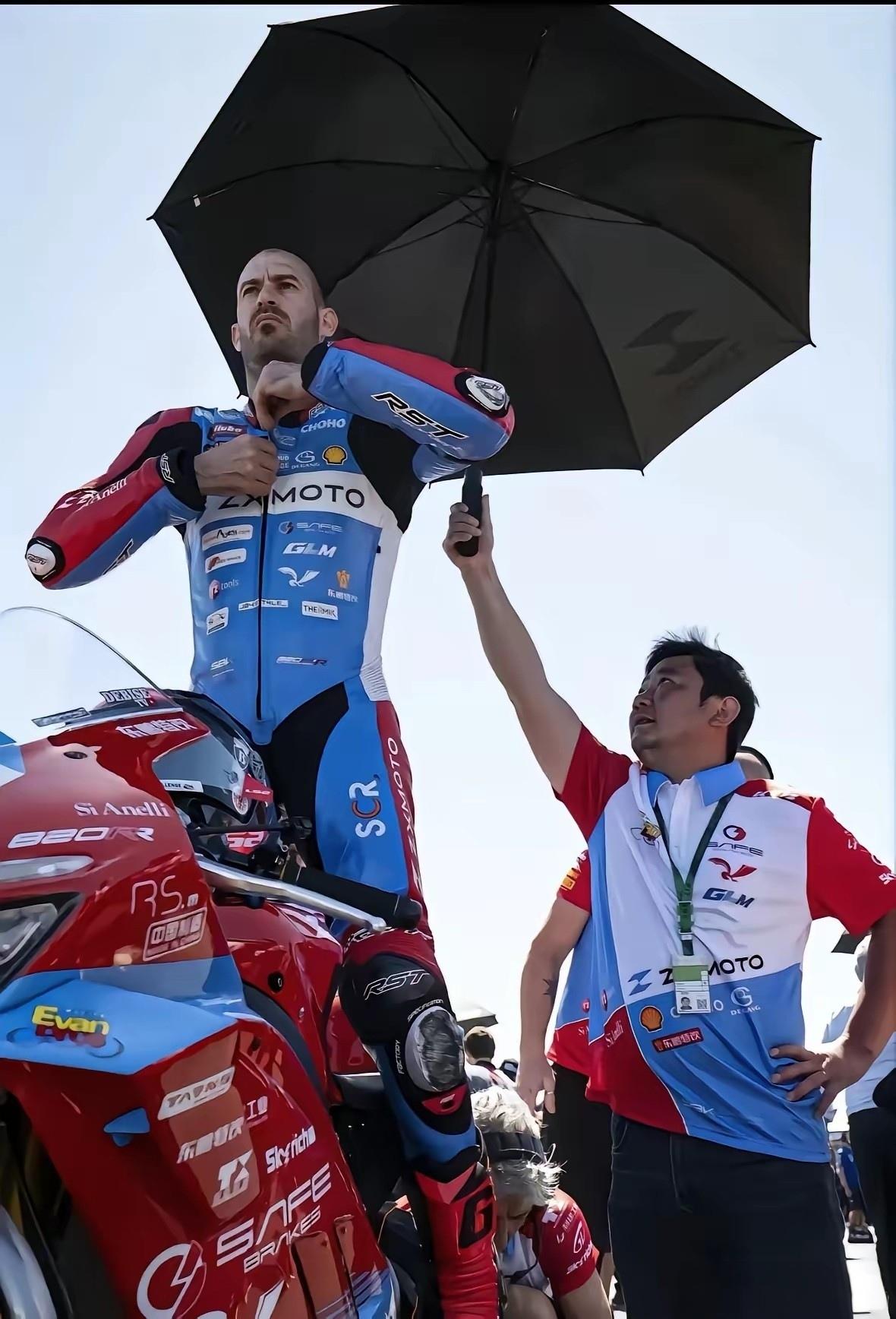 很喜欢这张照片。我觉得可以拿一个年度新闻摄影奖