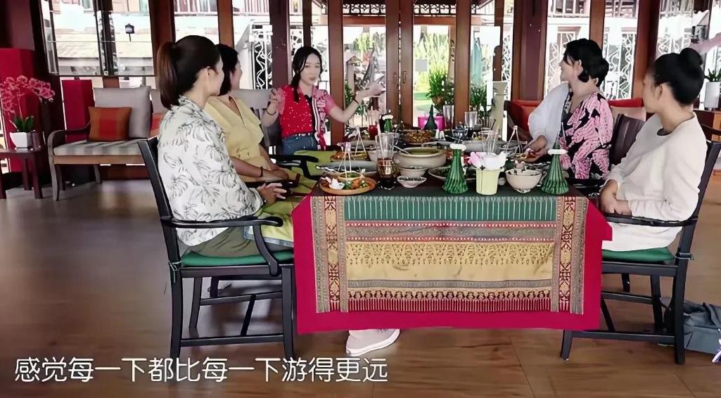 霍思燕和杜江真是爱到一起了，霍思燕讲述自己爱喝酒，在家喝多了喜欢游泳，杜江还会指