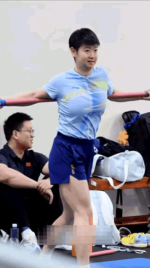 现场看她的世乒赛决赛满场尖叫差点震破我耳膜我攥着望远镜的手都在抖不是激