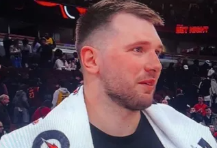 NBA常规赛，全场战罢，湖人以129-118战胜公牛。第四节比赛中，海斯抢断反