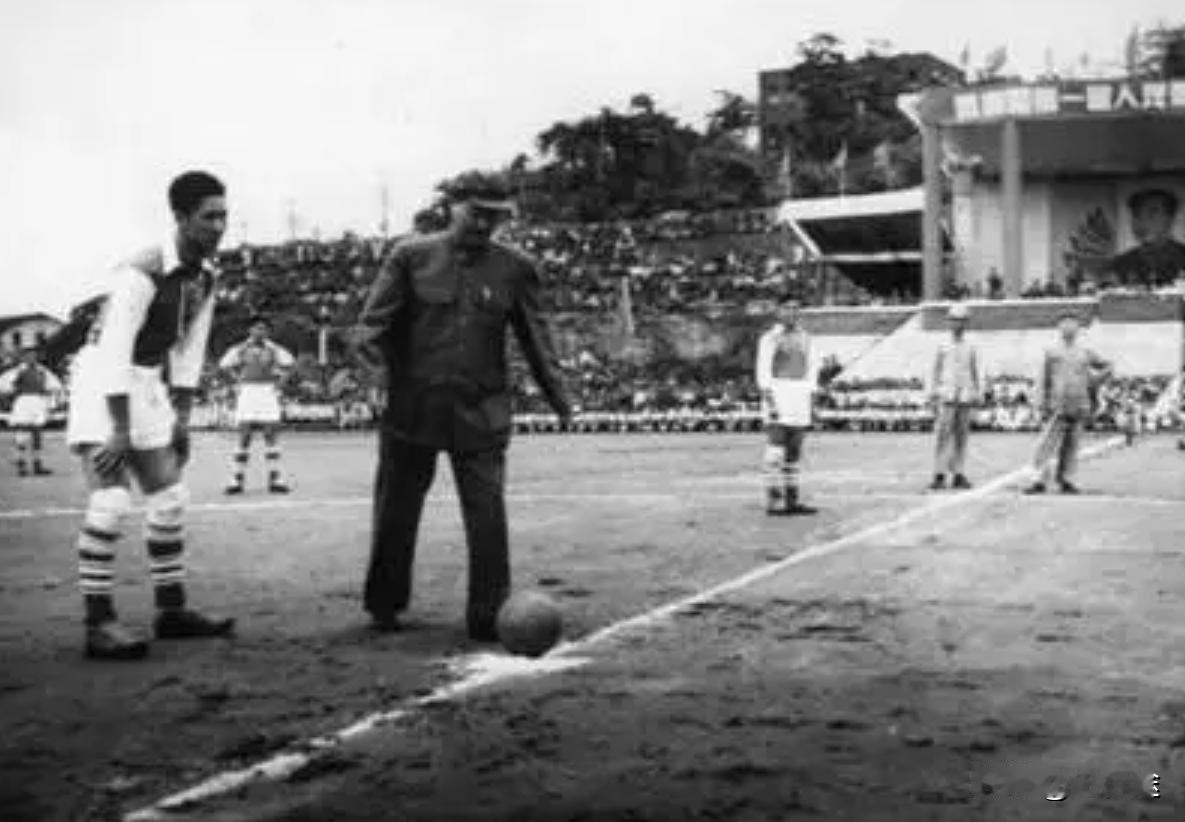 当年贺龙元帅当国家体委主任的时候，国足0：2惨败给了巴基斯坦。痛定思痛，贺龙元帅