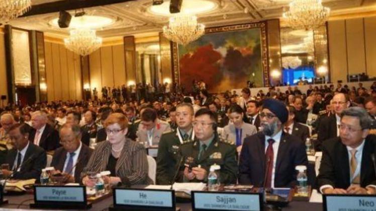 新加坡香格里拉对话会，荷兰副首相兼国防大臣迪兰刚在台上讲完一通"尊重主权""遵守